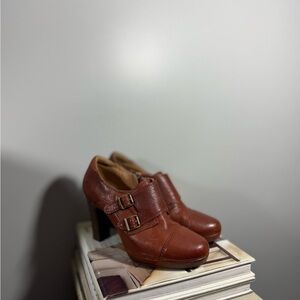 Clarks Artisan Size 7 1/2 Brown Leather Platform Heeled Shoes